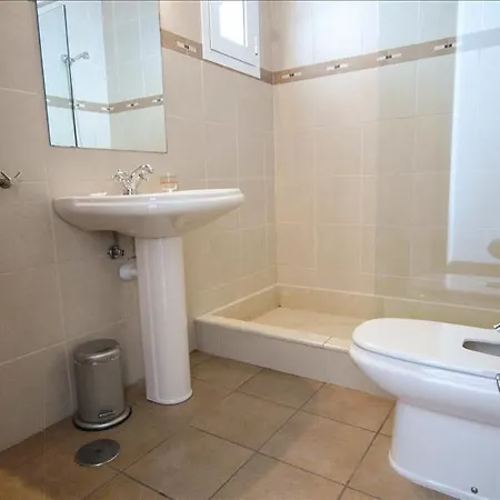Casa Grande - A Wonderful 6 Bedroom - Short Stroll From The Marina *